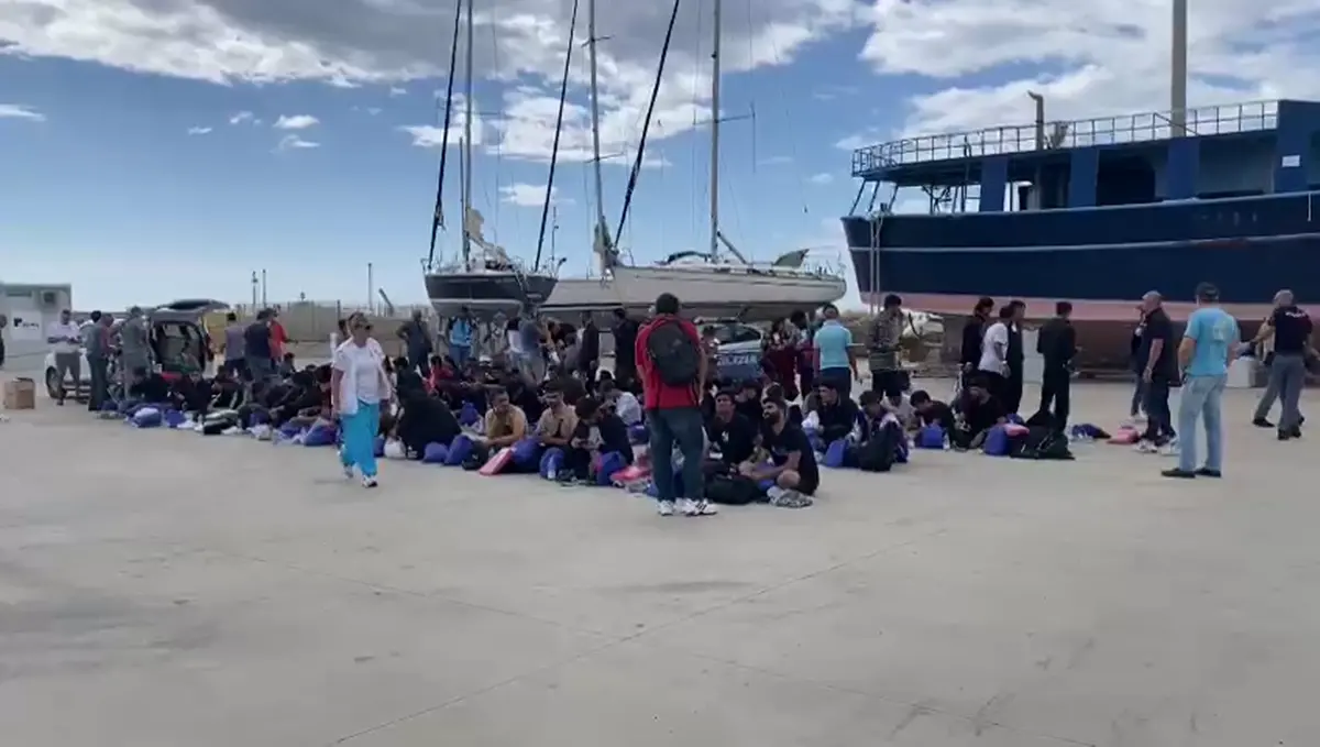 Roccella Jonica, fermato presunto scafista dell’ultimo sbarco di 93 migranti al porto\n