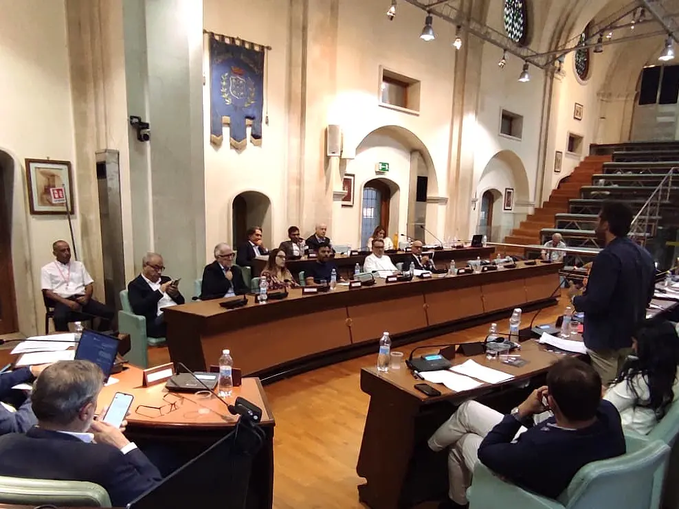 Corigliano Rossano, è scontro sugli equilibri di bilancio. Stasi: «Difficoltà affrontate con lungimiranza». Le opposizioni: «Sull’orlo del dissesto»