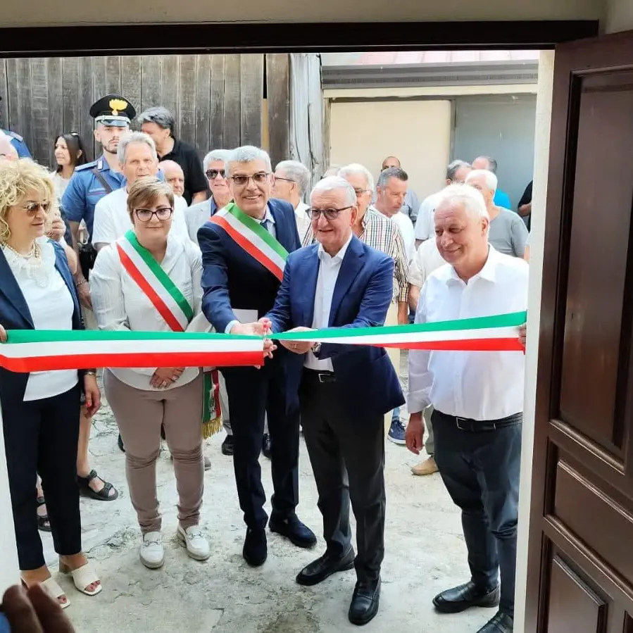 A Vallefiorita\u00A0il vecchio frantoio diventa una\u00A0biblioteca. Il prefetto De Rosa: «Più\u00A0iniziative simili per far conoscere le piccole realtà»\n