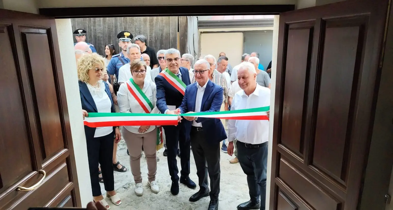 A Vallefiorita\u00A0il vecchio frantoio diventa una\u00A0biblioteca. Il prefetto De Rosa: «Più\u00A0iniziative simili per far conoscere le piccole realtà»\n
