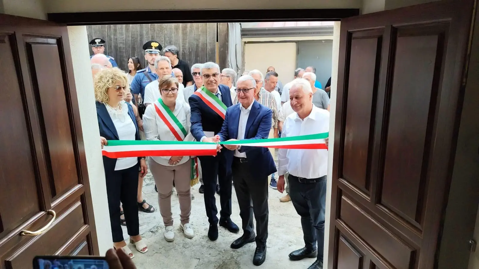 A Vallefiorita\u00A0il vecchio frantoio diventa una\u00A0biblioteca. Il prefetto De Rosa: «Più\u00A0iniziative simili per far conoscere le piccole realtà»\n