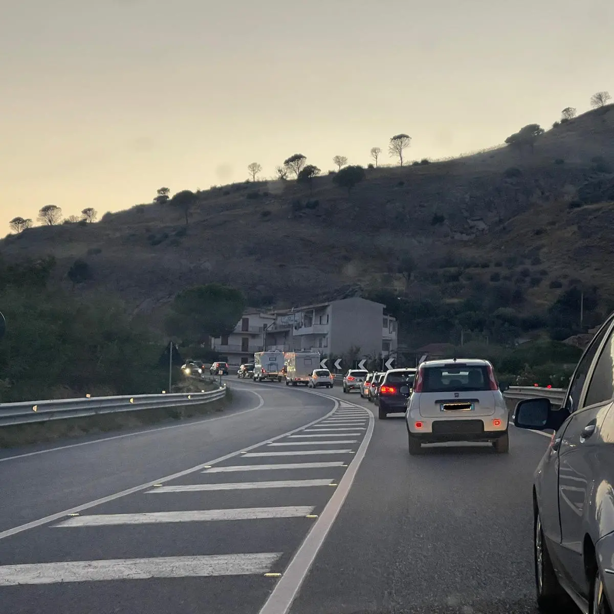 La Statale 106 sospesa tra\u00A0promesse elettorali e cantieri attesi: l’insostenibile arretratezza della “strada della morte”\n