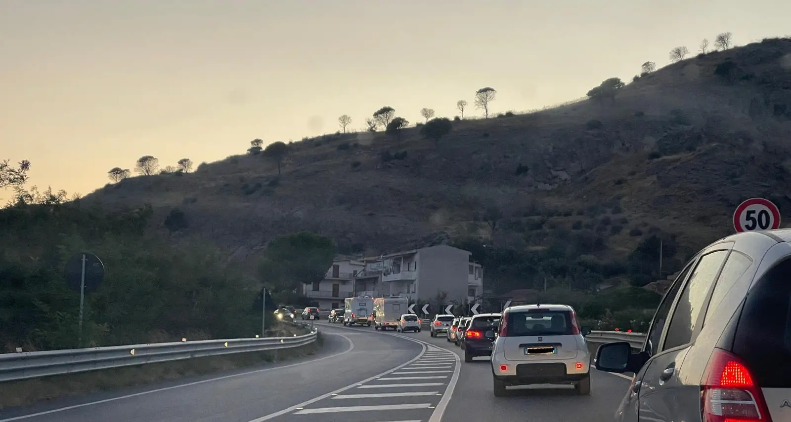 La Statale 106 sospesa tra\u00A0promesse elettorali e cantieri attesi: l’insostenibile arretratezza della “strada della morte”\n