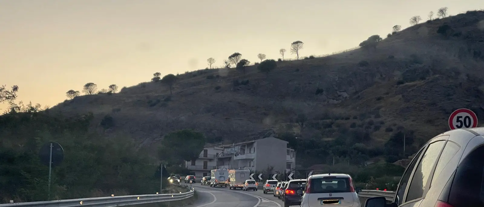 La Statale 106 sospesa tra\u00A0promesse elettorali e cantieri attesi: l’insostenibile arretratezza della “strada della morte”\n