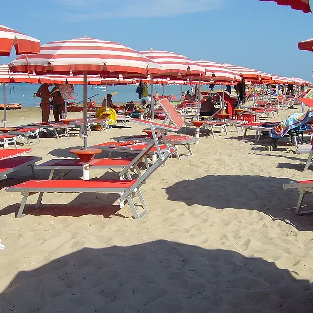 In Calabria il turismo è (anche) caos nei piccoli comuni: boom di visitatori, prezzi più alti\u00A0e disagi per i residenti\n