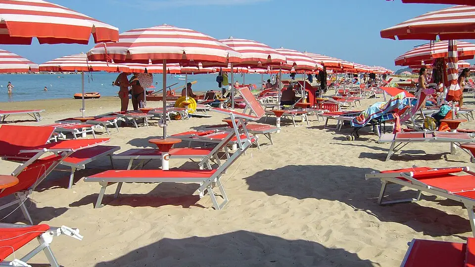 In Calabria il turismo è (anche) caos nei piccoli comuni: boom di visitatori, prezzi più alti\u00A0e disagi per i residenti\n