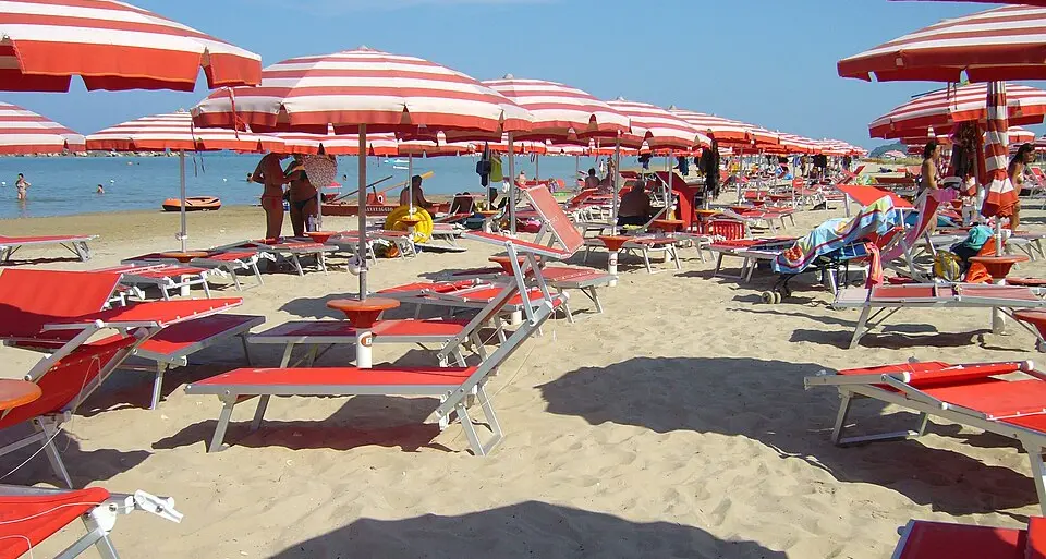 In Calabria il turismo è (anche) caos nei piccoli comuni: boom di visitatori, prezzi più alti\u00A0e disagi per i residenti\n