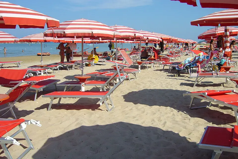 In Calabria il turismo è (anche) caos nei piccoli comuni: boom di visitatori, prezzi più alti\u00A0e disagi per i residenti\n