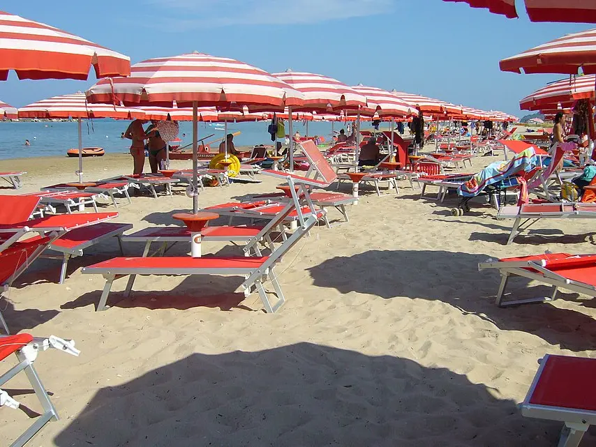 In Calabria il turismo è (anche) caos nei piccoli comuni: boom di visitatori, prezzi più alti e disagi per i residenti