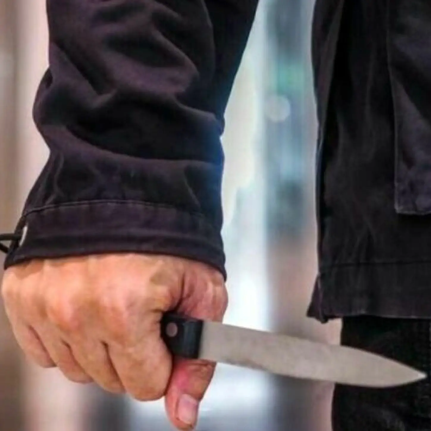 Mileto, 83enne aggredisce carabiniere con dei coltelli\u00A0durante un’irruzione: è\u00A0accusato di tentata violenza sessuale sulla moglie\n