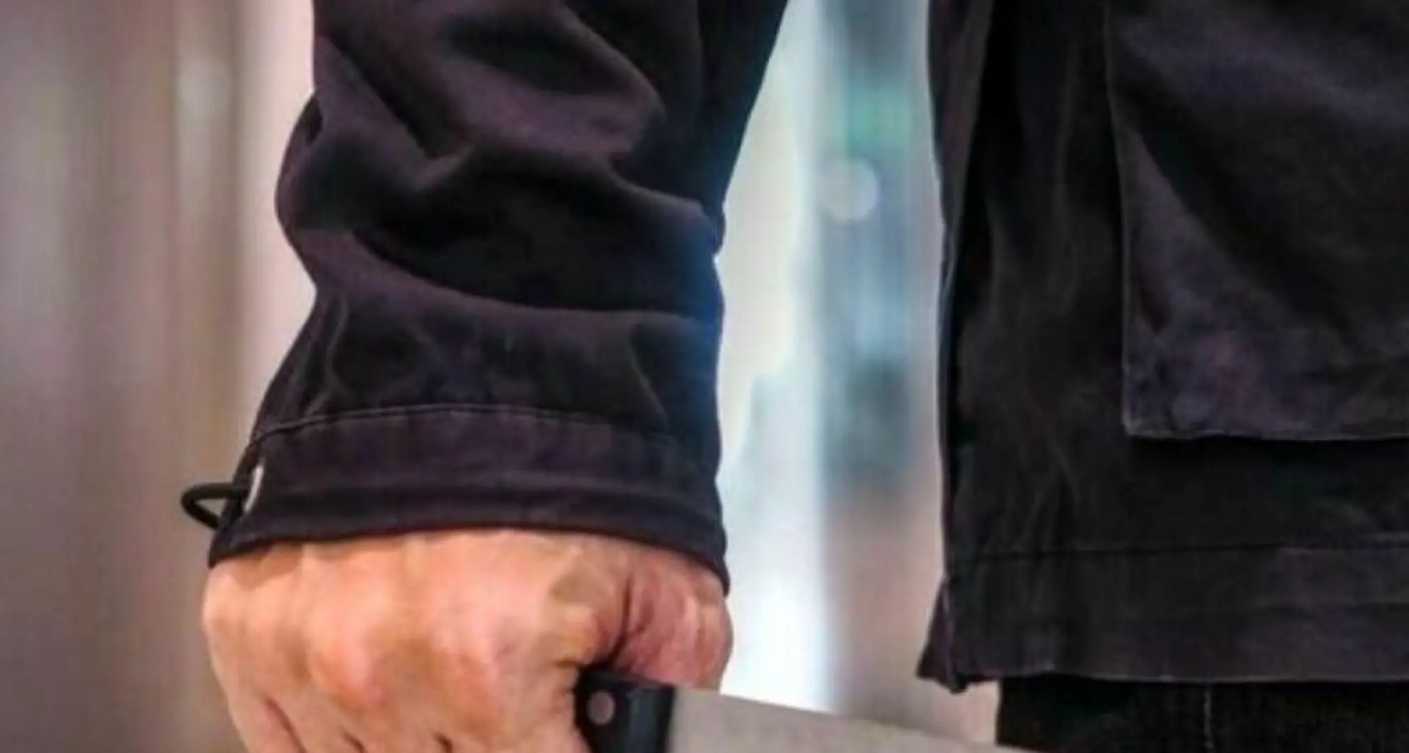 Mileto, 83enne aggredisce carabiniere con dei coltelli\u00A0durante un’irruzione: è\u00A0accusato di tentata violenza sessuale sulla moglie\n