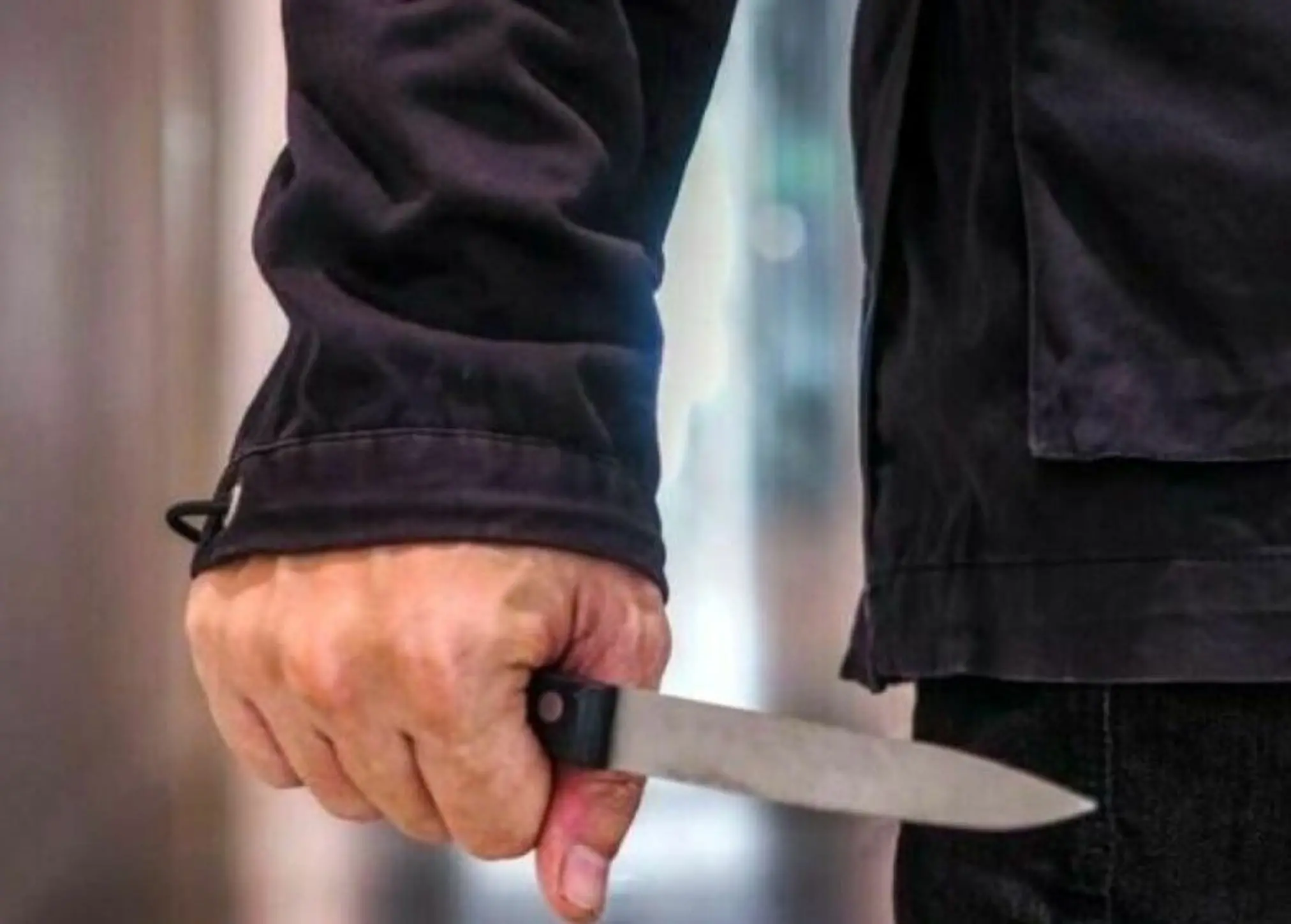 Mileto, 83enne aggredisce carabiniere con dei coltelli\u00A0durante un’irruzione: è\u00A0accusato di tentata violenza sessuale sulla moglie\n