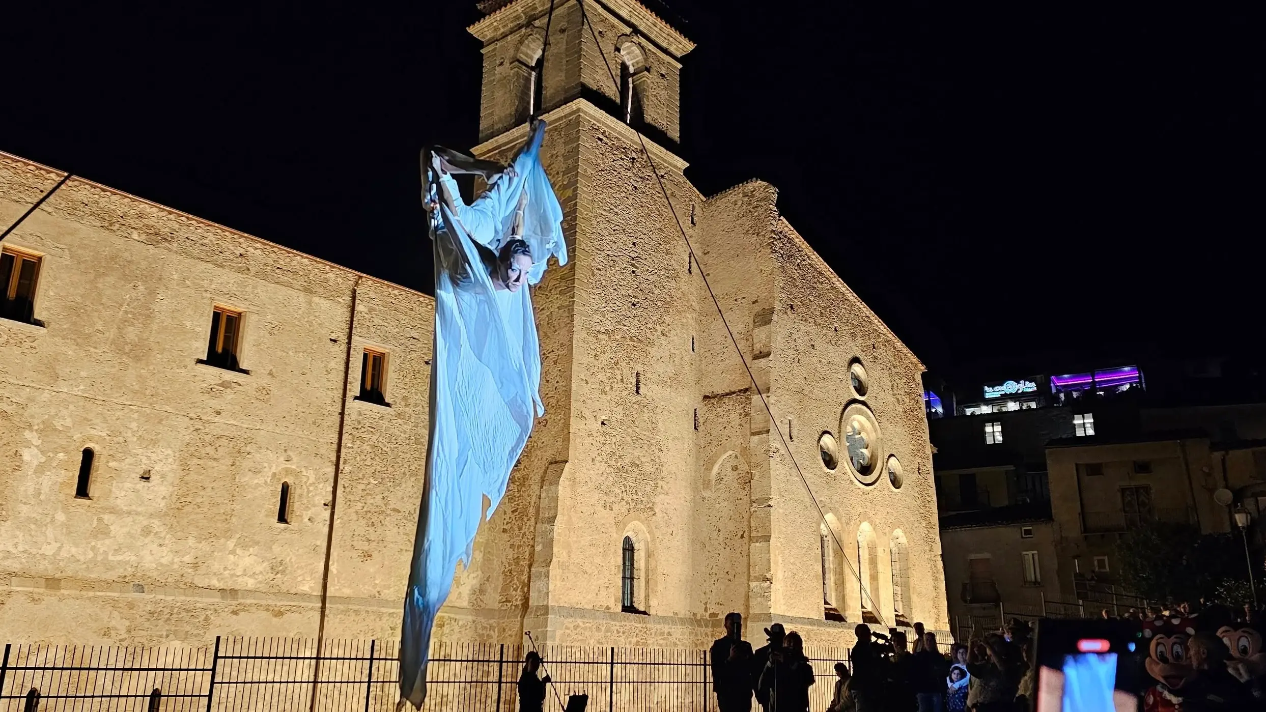 <p>Lo spettacolo per celebrare il restauro dell&#39;Abbazia florense (foto dal profilo Fb di Ruggero Pegna)</p>\\n