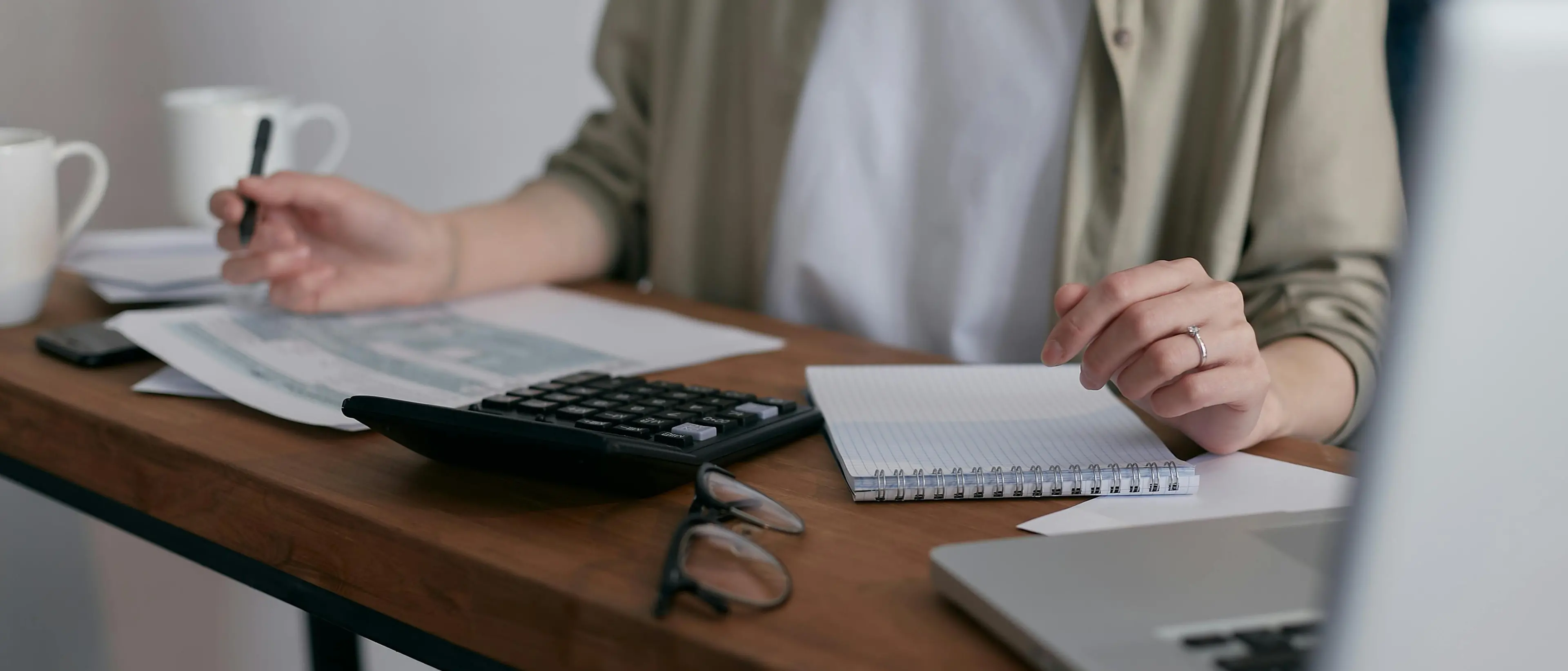 Casa, bollette e carburanti prosciugano i consumi: famiglie senza soldi per ristoranti e tempo libero\n