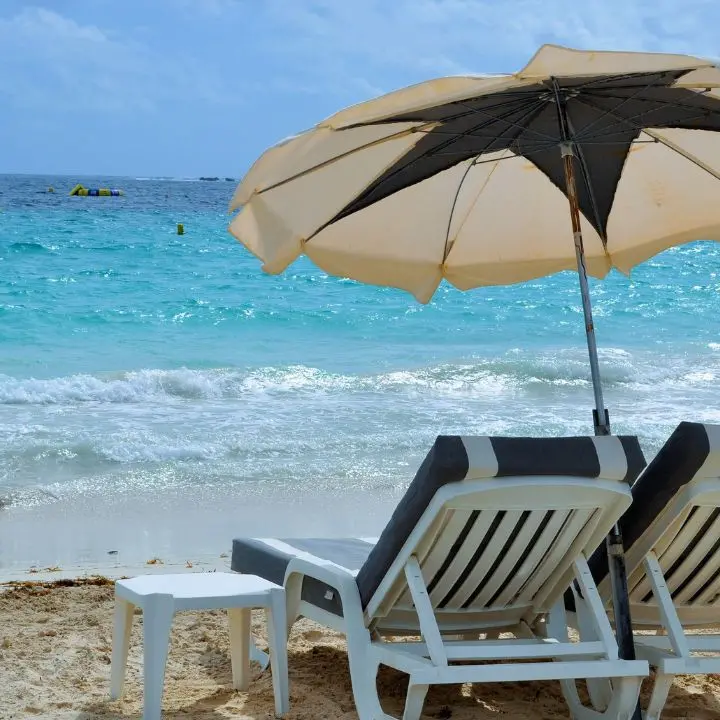 Alassio, dove il mare vale oro: ombrelloni a 345 euro e spiagge libere dimezzate\n