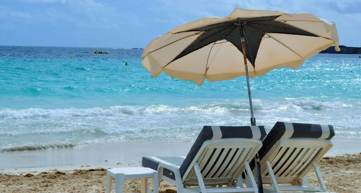 Alassio, dove il mare vale oro: ombrelloni a 345 euro e spiagge libere dimezzate\n
