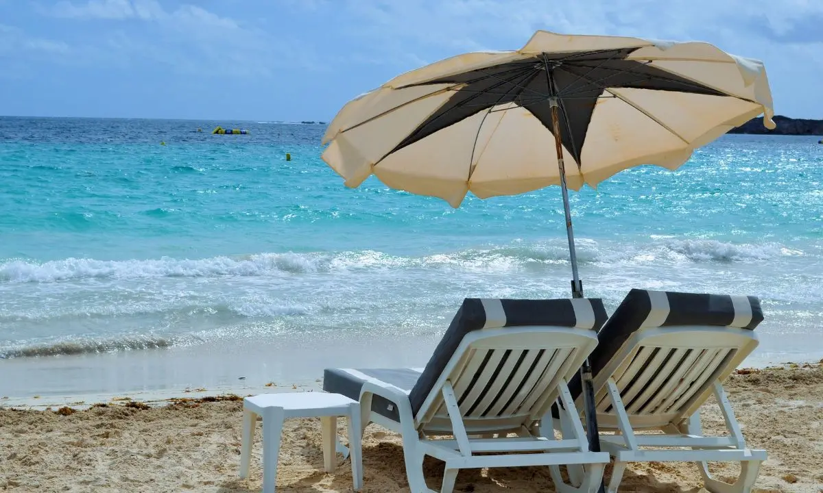 Alassio, dove il mare vale oro: ombrelloni a 345 euro e spiagge libere dimezzate\n