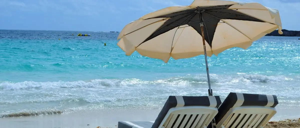 Alassio, dove il mare vale oro: ombrelloni a 345 euro e spiagge libere dimezzate\n