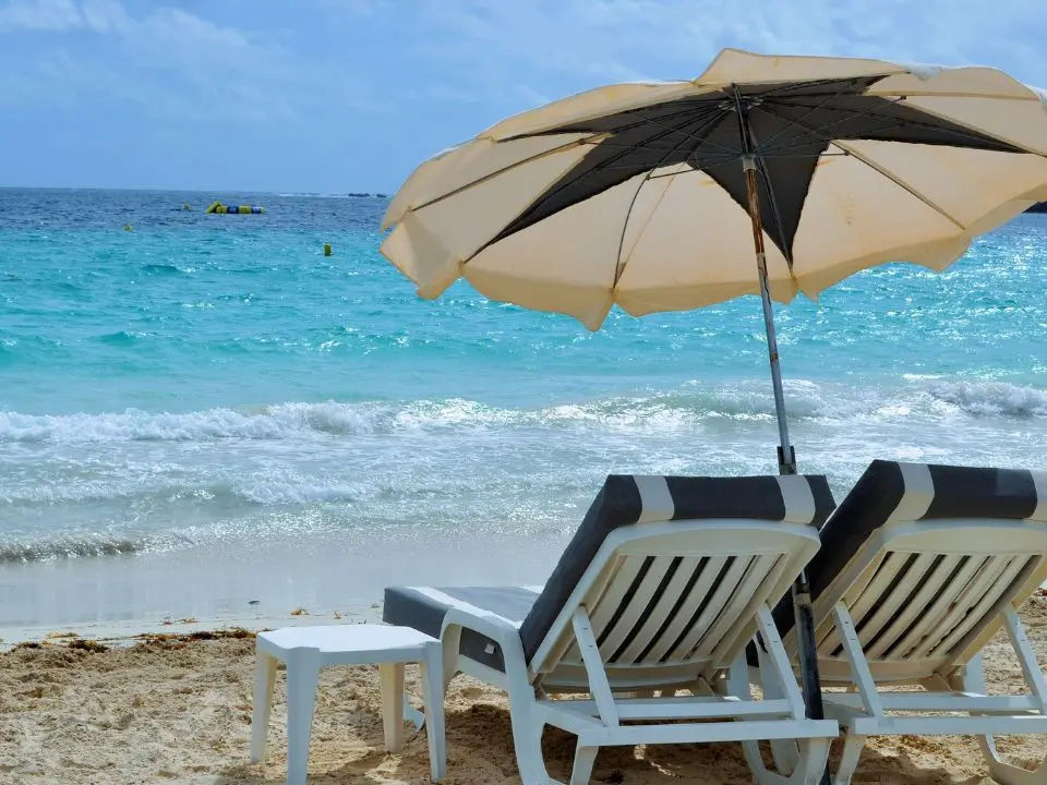 Alassio, dove il mare vale oro: ombrelloni a 345 euro e spiagge libere dimezzate