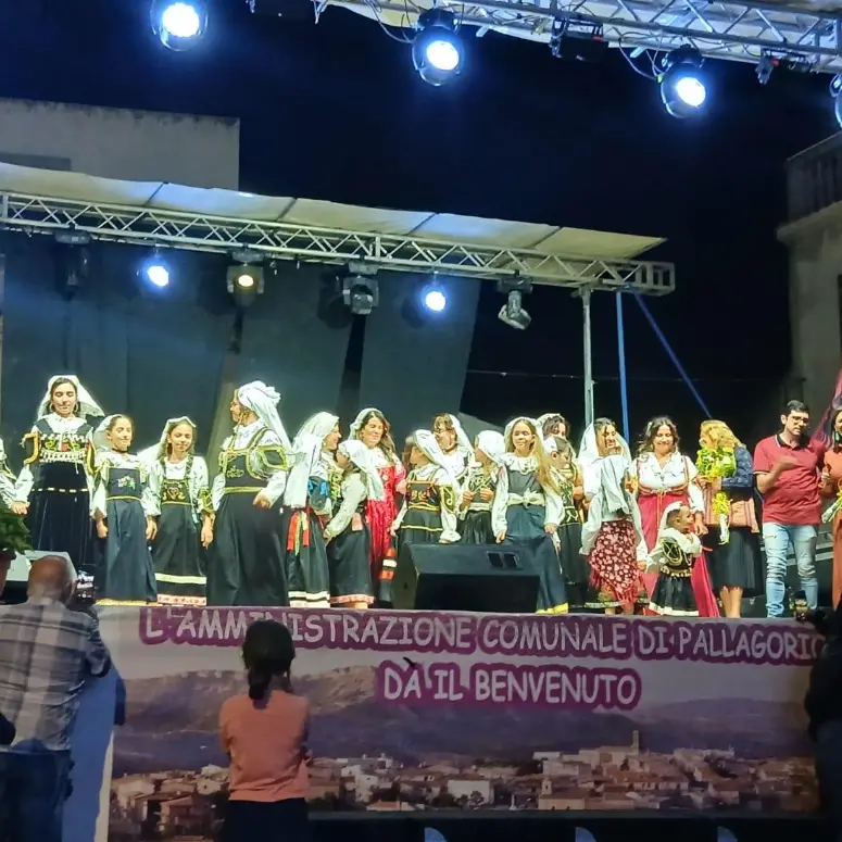 Memoria e identità, Pallagorio omaggia le sue radici con una sfilata di abiti tradizionali arbëreshë\n