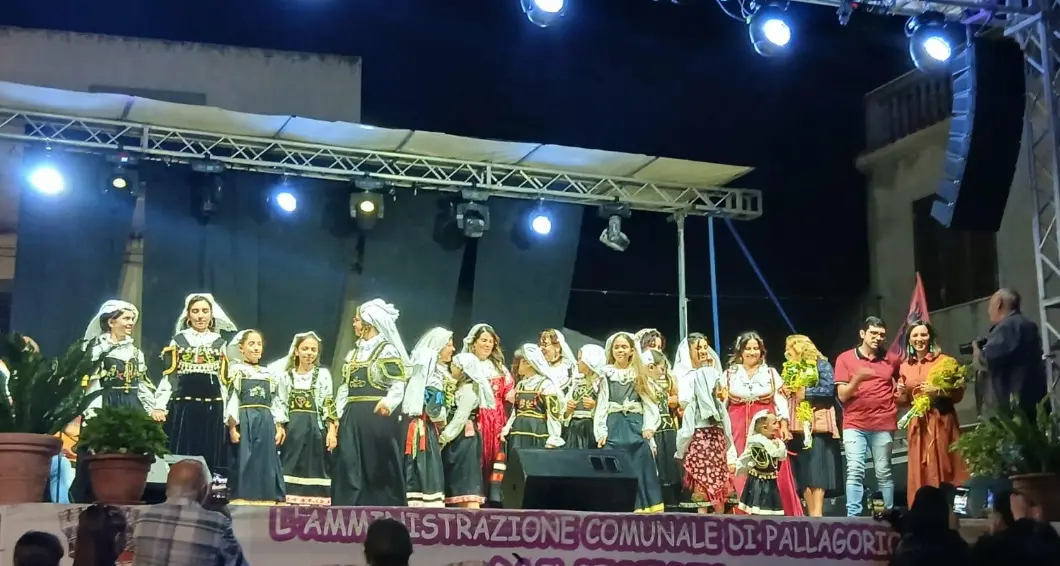 Memoria e identità, Pallagorio omaggia le sue radici con una sfilata di abiti tradizionali arbëreshë\n