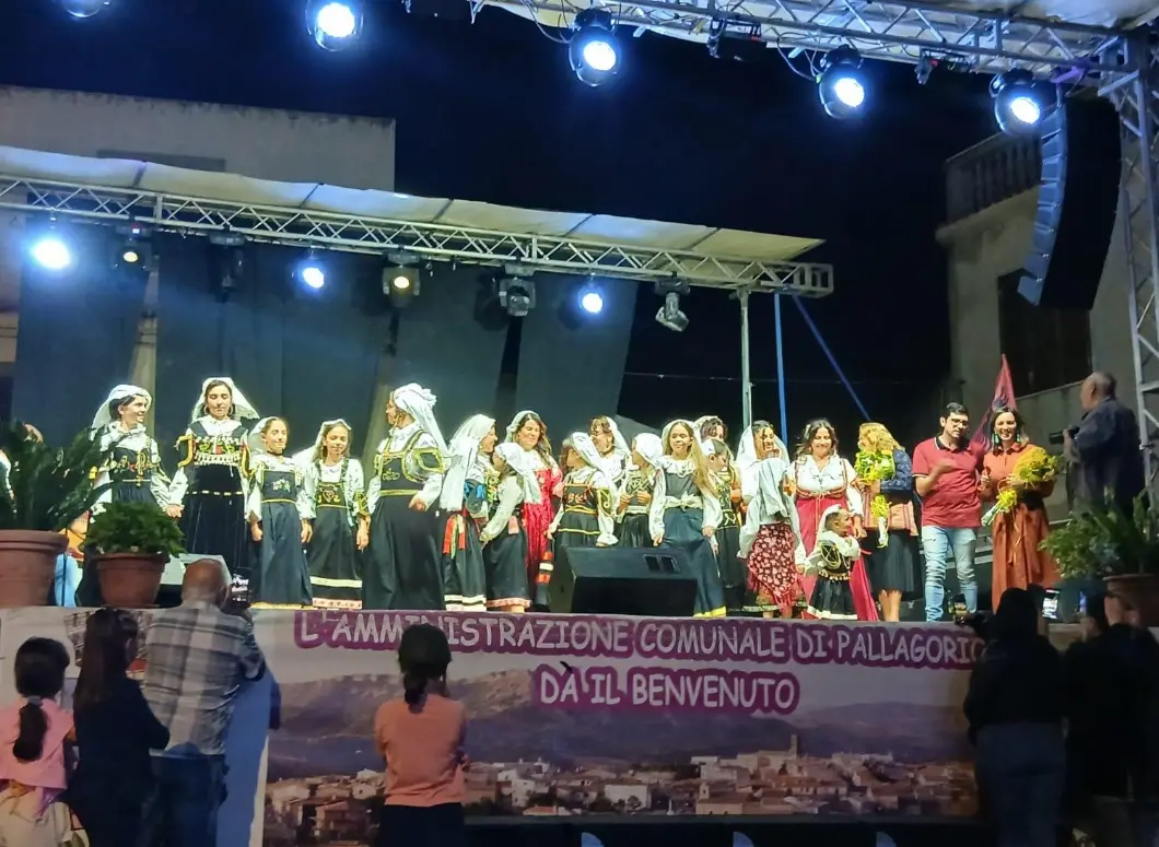 Memoria e identità, Pallagorio omaggia le sue radici con una sfilata di abiti tradizionali arbëreshë\n