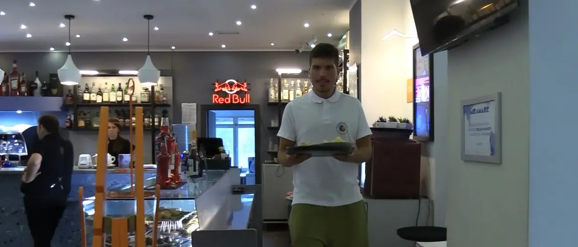 A Soverato si lavora... includendo, l’esempio di Davide oltre l’autismo: «I clienti mi ringraziano e io sono felice»\n