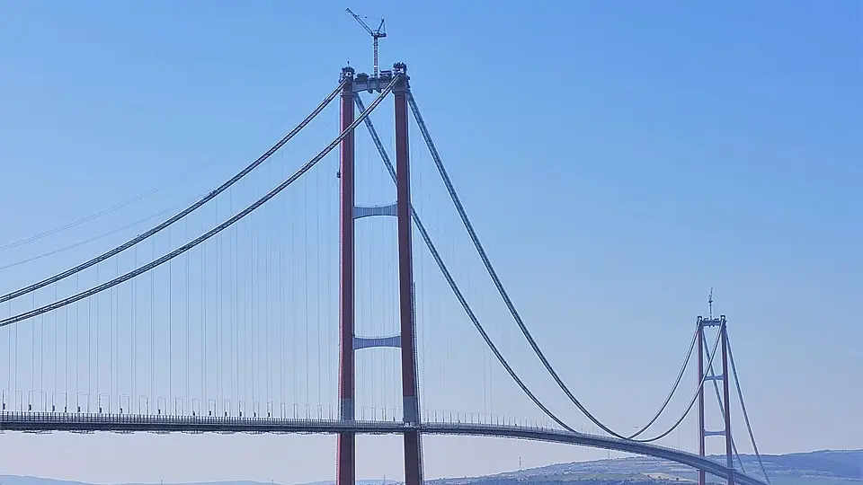 <p>Il Ponte sullo Stretto dei Dardanelli. Ha una campata unica sospesa di 2.023 metri (foto Zafer - Wikipidia)</p>\\n