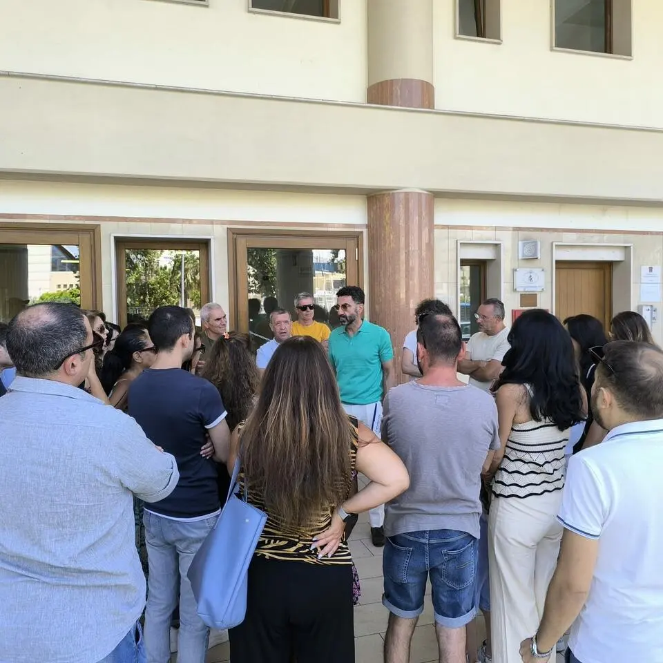 Crotone, esplode la vertenza Konecta:\u00A0attività sospese e futuro incerto, sit-in dei lavoratori alla Provincia\n