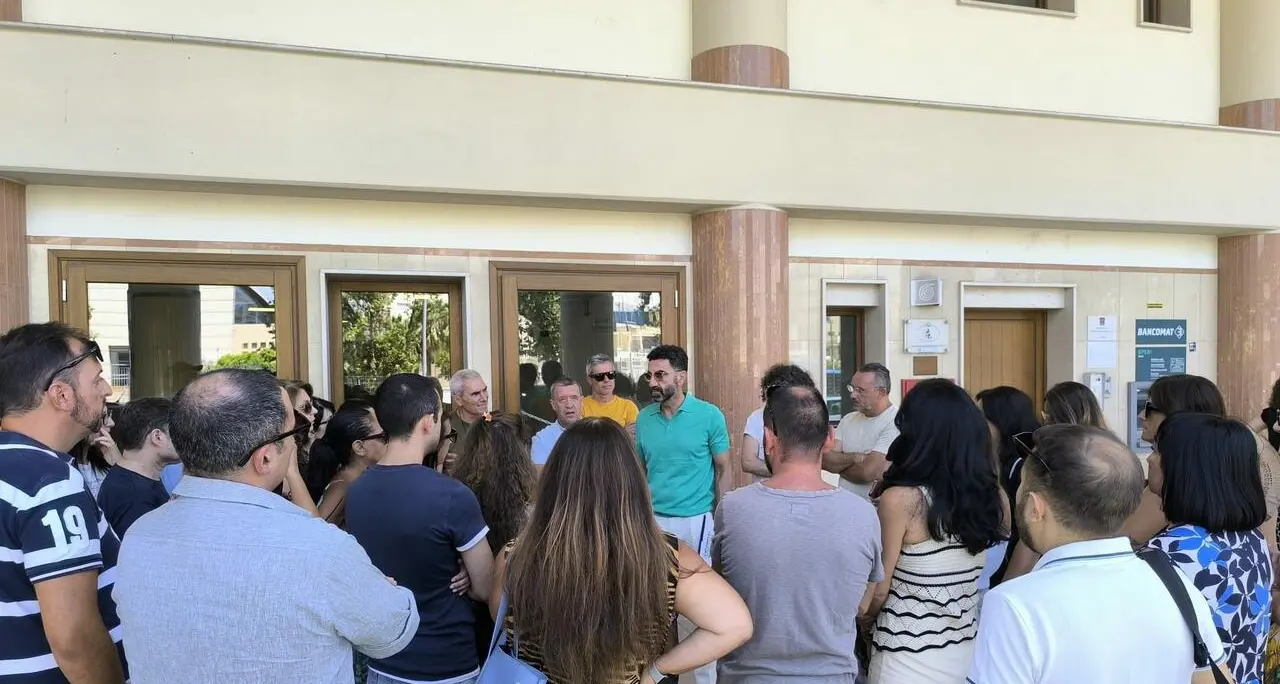 Crotone, esplode la vertenza Konecta:\u00A0attività sospese e futuro incerto, sit-in dei lavoratori alla Provincia\n