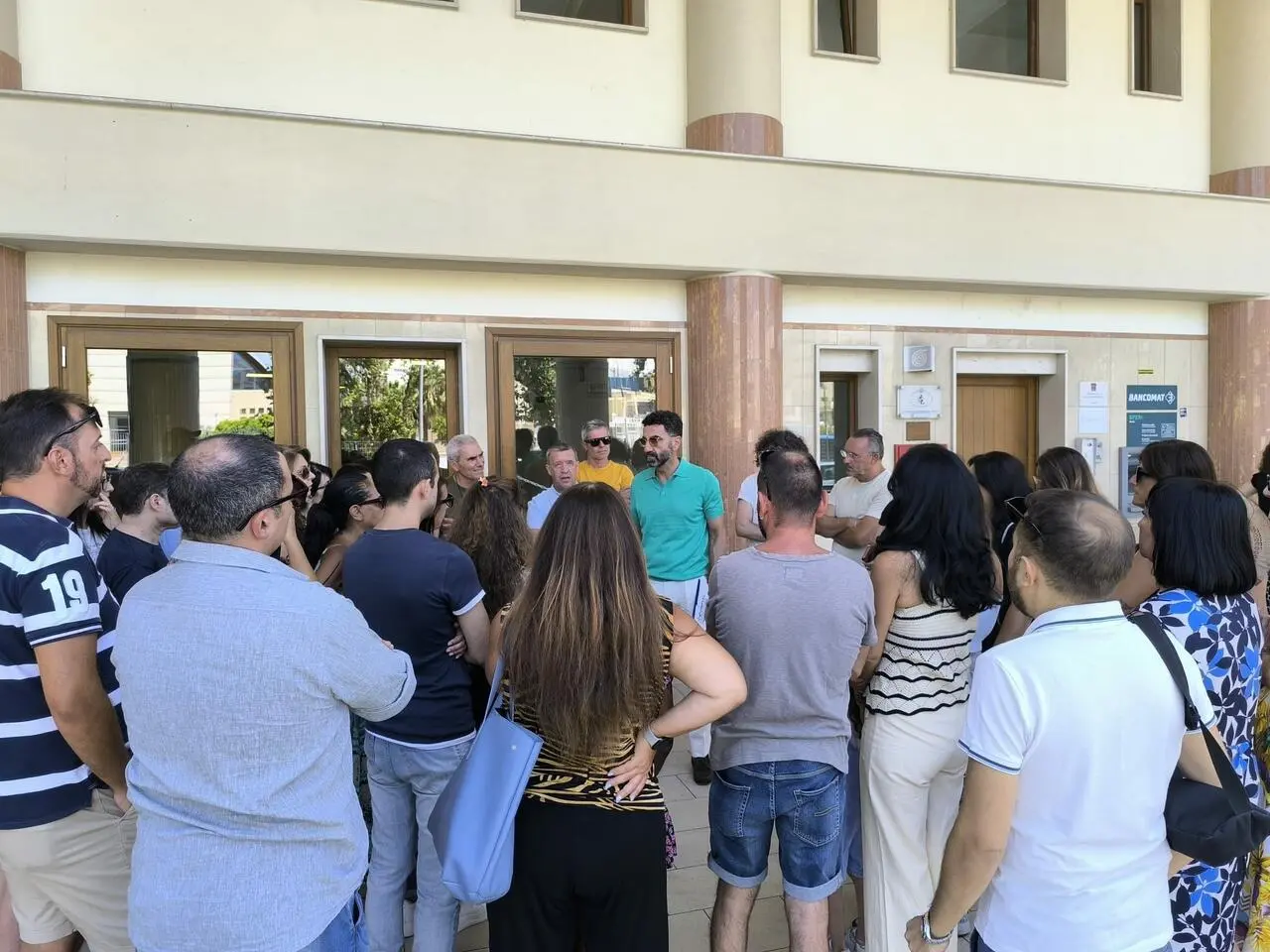 Crotone, esplode la vertenza Konecta:\u00A0attività sospese e futuro incerto, sit-in dei lavoratori alla Provincia\n