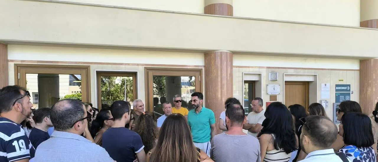Crotone, esplode la vertenza Konecta:\u00A0attività sospese e futuro incerto, sit-in dei lavoratori alla Provincia\n