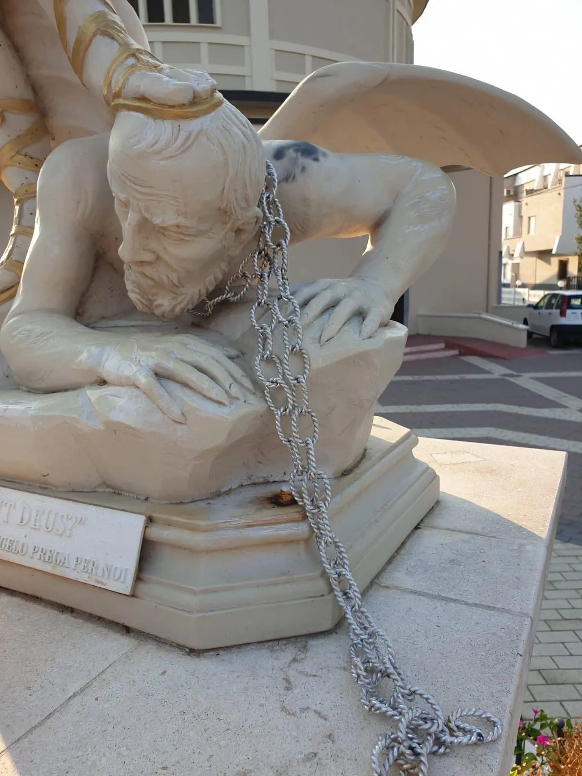 Vandali a Villapiana sfregiano la statua di San Michele