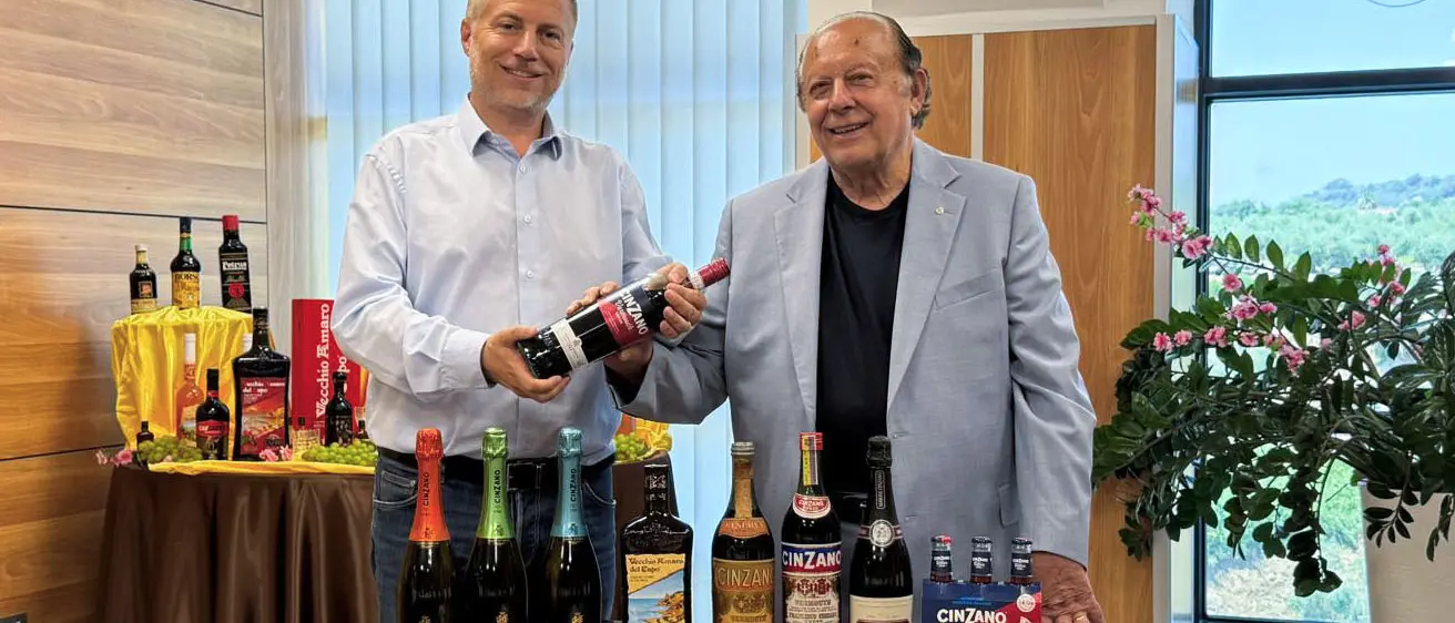 Caffo 1915 ha acquisito la Cinzano nata nel 1757: nuove sfide e strategie di livello globale, puntando anche su vermouth e bollicine\n