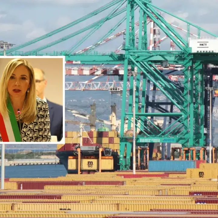 Protesta dei dipendenti dell'agenzia delle dogane del porto di Gioia Tauro. Il sindaco Scarcella: «Presidio di legalità da tutelare»\n\n\n