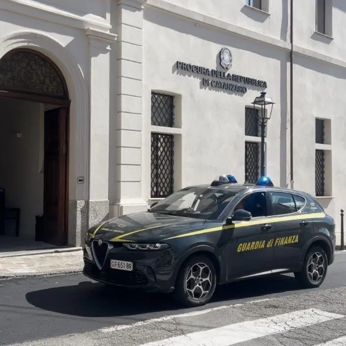 Superbonus, la Gdf di Soverato sequestra crediti d’imposta per oltre 3 milioni di euro: «Lavori inesistenti»\n
