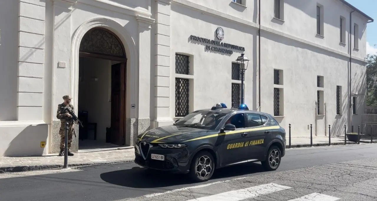 Superbonus, la Gdf di Soverato sequestra crediti d’imposta per oltre 3 milioni di euro: «Lavori inesistenti»\n