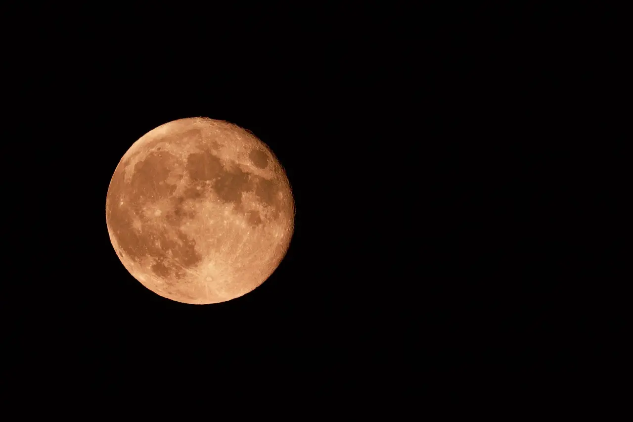 Spettacolo nel cielo d’agosto:\u00A0arriva la Luna dello storione e sarà accompagnata da Saturno, Giove e Venere\n