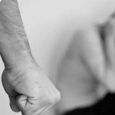 Maltrattava e picchiava moglie e figlie, arrestato un uomo a Crotone\n