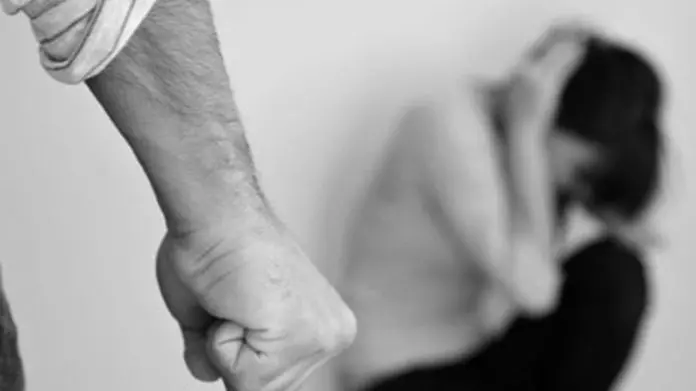 Maltrattava e picchiava moglie e figlie, arrestato un uomo a Crotone\n