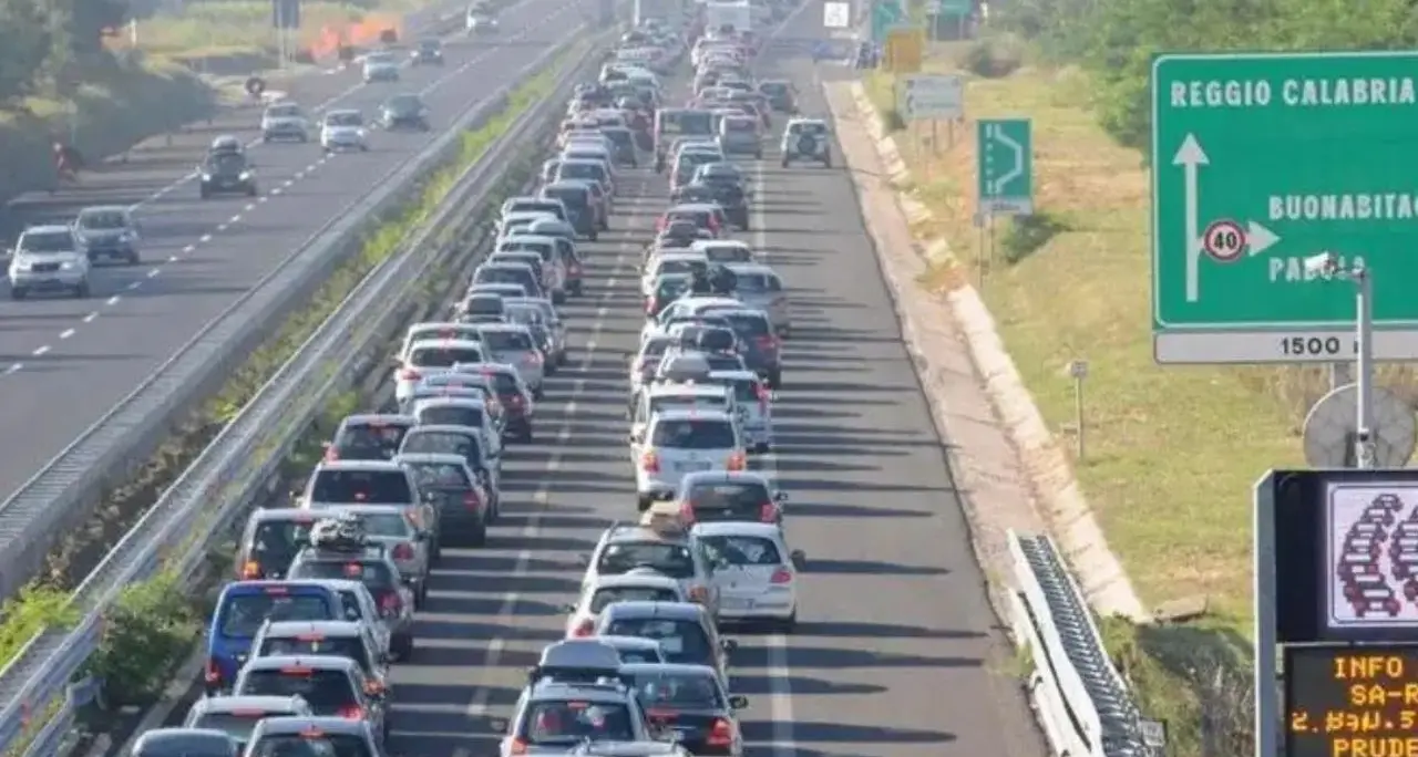 Quasi 13 milioni di auto sulle strade nel secondo weekend di agosto: in Calabria A2, statali 106 e 18\u00A0da bollino nero\n