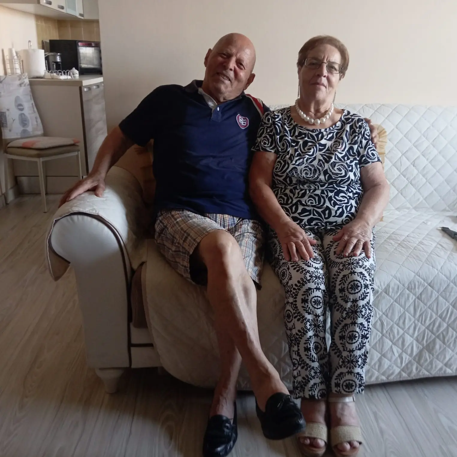 Insieme da 60 anni, Gina e Francesco raccontano l’estate di un tempo tra battesimi con le bambole di pezza e piste con i tappi di birra\n
