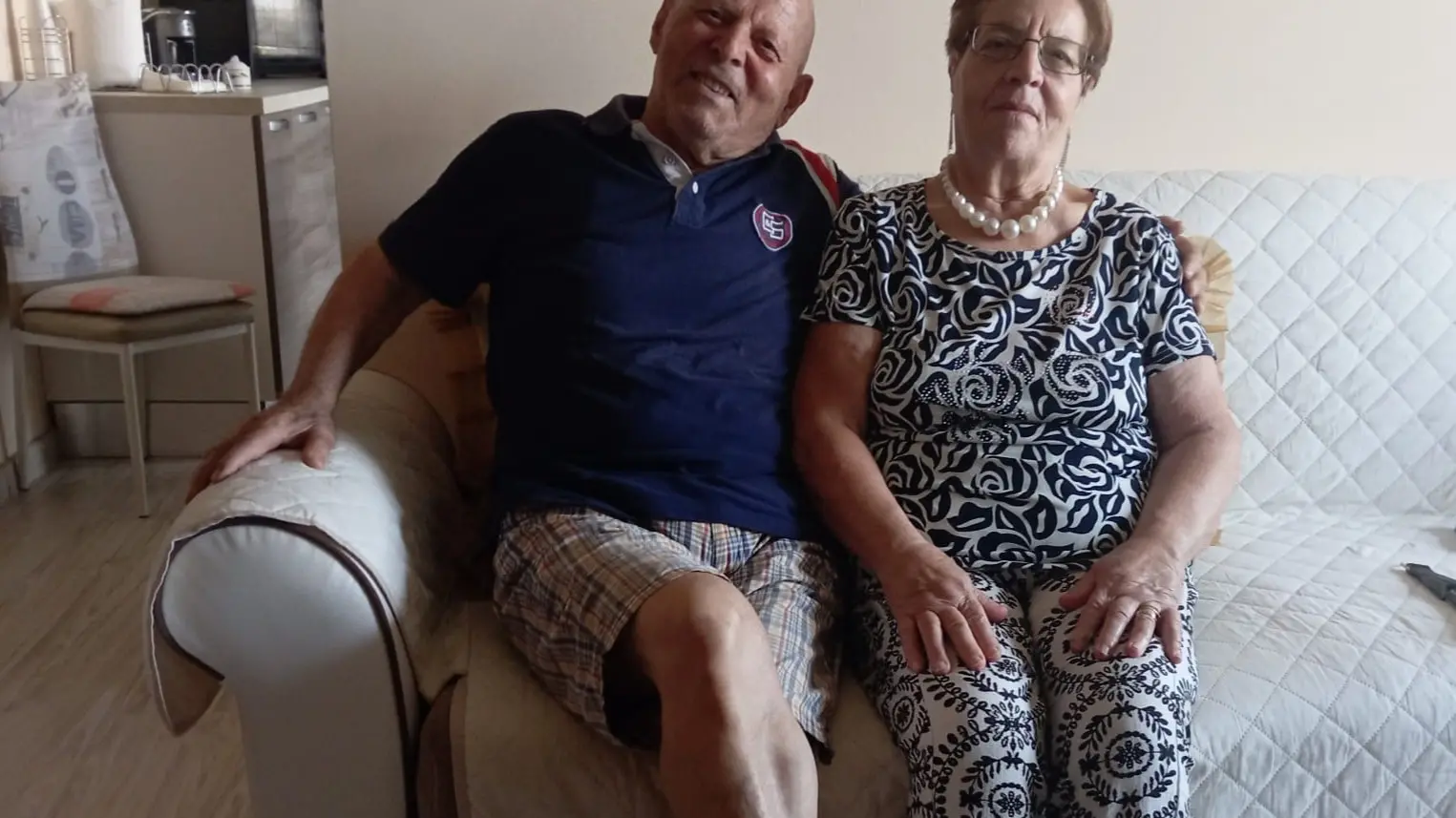 Insieme da 60 anni, Gina e Francesco raccontano l’estate di un tempo tra battesimi con le bambole di pezza e piste con i tappi di birra\n