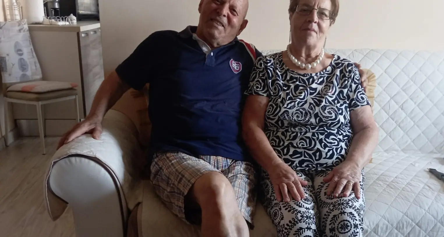 Insieme da 60 anni, Gina e Francesco raccontano l’estate di un tempo tra battesimi con le bambole di pezza e piste con i tappi di birra\n