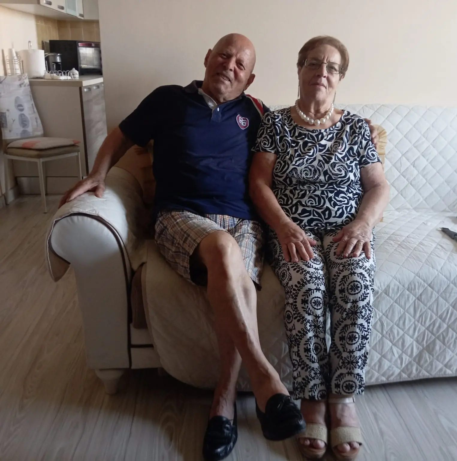 Insieme da 60 anni, Gina e Francesco raccontano l’estate di un tempo tra battesimi con le bambole di pezza e piste con i tappi di birra\n