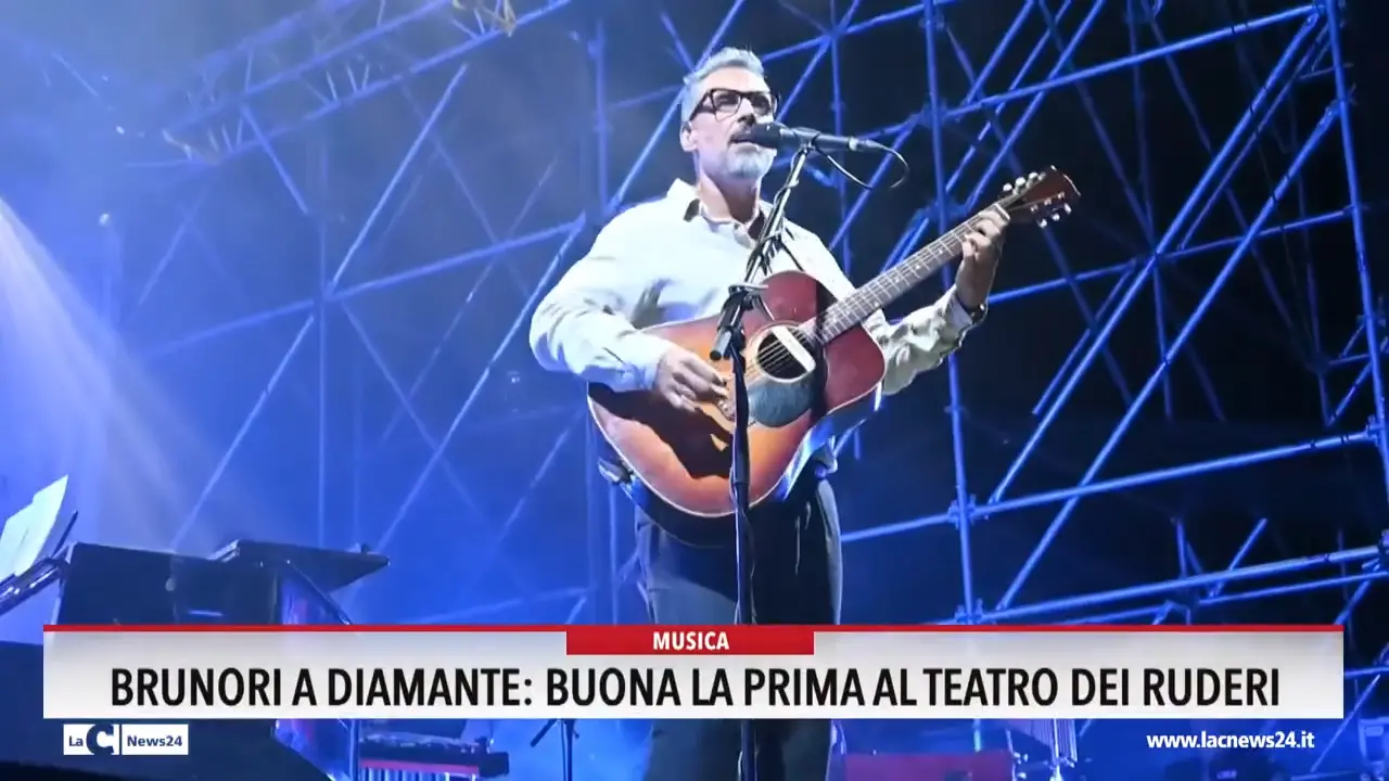 Brunori a Diamante, buona la prima al teatro dei Ruderi