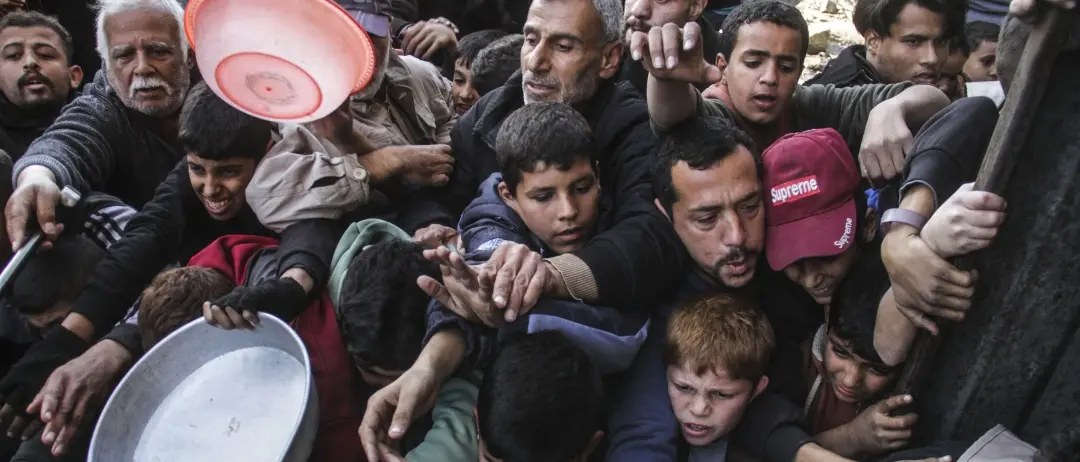 Gaza. Fame, ferro e silenzio.\u00A0Il piano di Israele: svuotare la città, ridisegnare la\u00A0Striscia\n