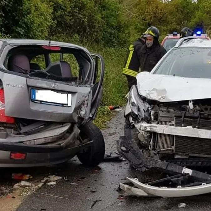 Incidente stradale a Triparni, mezzi di soccorso sul posto e traffico bloccato