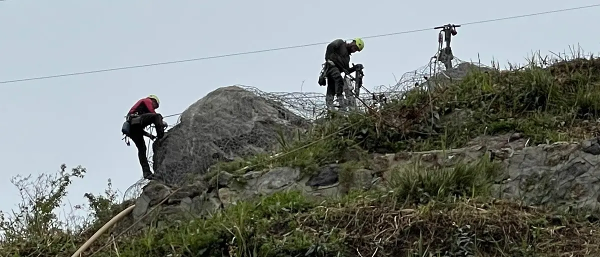 Statale 18 a rischio frana, in corso l’imbracatura dei massi sospesi