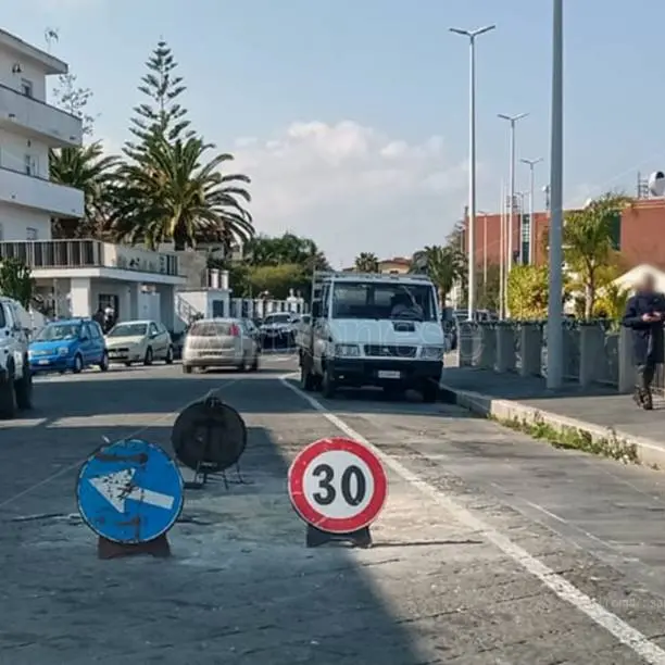 Vibo Marina, ripristinate le basole saltate sul lungomare